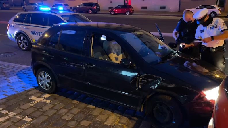 Zběsilá honička v ulicích Prahy skončila nehodou